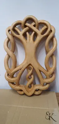Árbol entrelazado dentro de un marco ovalado
