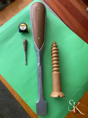 Utensilios torneados de madera sobre una tela