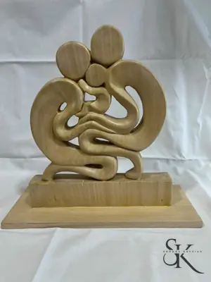 Composición de figuras curvas talladas en madera sobre una base rectangular