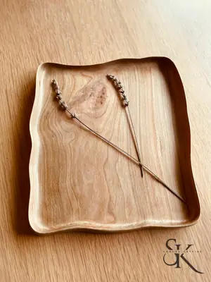 Bandeja de madera con un relieve de libélula