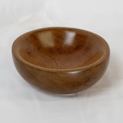 Cuenco de cedro tropical vaciado a gubia, visto en escorzo