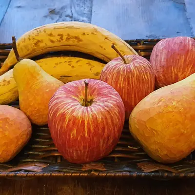 Peras, manzanas y un plátano tallados en madera y pintados, en una bandeja de mimbre
