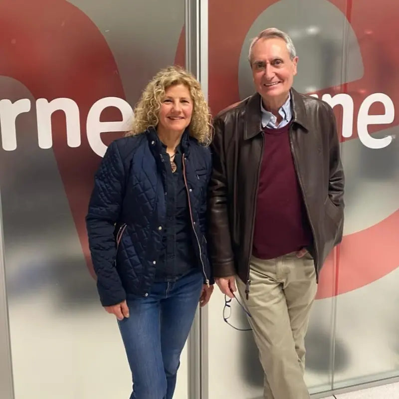 Sandra Krysiak con su alumno Javier Martínez Hermoso ante el logotipo de RNE