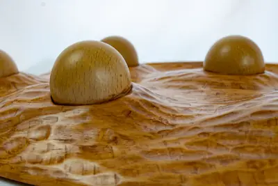 Ver detalle de las esferas sobre la superficie ondulada de la madera a tamaño completo