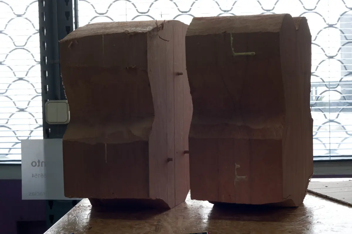 Las dos mitades del corsé ya desbastadas, todavía toscas, sobre la mesa del taller