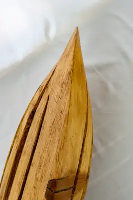 Ver Semilla apoyada de pie, con los cortes abriéndose hacia la punta a tamaño completo